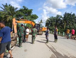 Kapolsek Bandar Khalifah Pantau Pembersihan Sampah di Aliran Sungai Padang