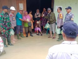 Polsek Bandar Khalifah Polres Tebing Tinggi Bagikan Sembako Kepada Warga Korban Banjir