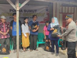 Kapolsek Padang Hulu Gelar Jumat Curhat di Pasar Gambir, Serahkan Bantuan Sembako untuk Warga.