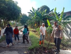 Pasca Banjir, Bhabinkamtibmas Polres Tebing Tinggi Gotong Royong Bersama Warga.