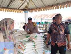 Bhabinkamtibmas Laksanakan Pengamanan Penyaluran Bantuan Cadangan Pangan Beras.