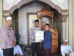 Polres Langkat Gelar Safari Jum’at & Jum’at Curhat, Kapolres AKBP David Triyo Prasojo Berikan Bantuan Tali Asih di Masjid JAMIK AL IKLAS
