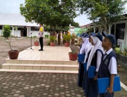 Kabag SDM Polres Tebing Tinggi Berikan Pembinaan Siswa melalui Upacara Bendera di SMP Negeri 7.