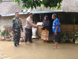 Bhabinkamtibmas Polsek Hinai Bersama Perangkat Desa Tamaran dan Babinsa Koramil Salurkan Bantuan kepada Warga Terdampak Banjir