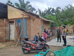 Bhabinkamtibmas Polsek Stabat dan Babinsa Tinjau Rumah Warga yang Rusak Akibat Angin Kencang dan Hujan Deras.