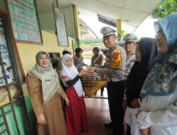Kasatlantas Polres Serdang Bedagai ( Sergai) Melaksanakan Kegiatan Polsanak ( Polisi Sahabat Anak) Dengan Membagikan Sarapan Bergizi Sekolah SD Negeri 104302 Desa Cempedak Lombang Kec.Sei Rampah Kab.Serdang Bedagai.