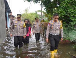 Kapolres Langkat Tinjau Korban Banjir Sekaligus Serahkan Bansos Di kecamatan Tanjung Pura.