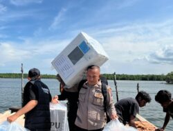 Personil Polres Langkat berikan Pengamanan dan Kawal Distribusi Logistik Pilkada 2024, ke desa Kwala Besar