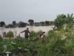 Aksi Heroik! Personil Dalmas Sat Samapta Selamatkan Lansia Yang Terjebak Banjir