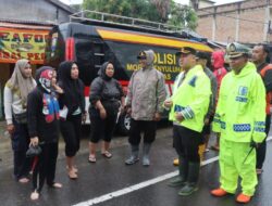 Tanggap Bencana Banjir, Personil Polresta Deli Serdang Lakukan Evakuasi dan Bantu Warga.