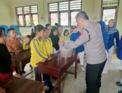 Dukung Program Pemerintah, Kapolsek Hinai Berikan Bubur Kacang Hijau Gratis kepada Pelajar SD Negeri 057213 Cempa