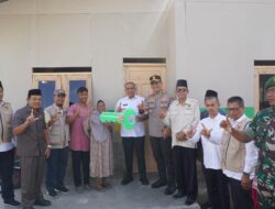 Pj Bupati Bersama Kapolres Langkat Menyerahkan Bantuan Baznas Kepada Warga Korban kebakaran