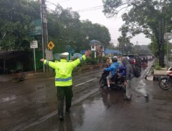 Hujan Masih Turun, Polres Langkat Ingatkan Pengendara untuk Prioritaskan Keselamatan di Jalan