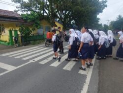 Peduli Keselamatan Siswa, Bhabinkamtibmas Polsek Kuala Turun Langsung Atur Lalu Lintas Pagi Hari