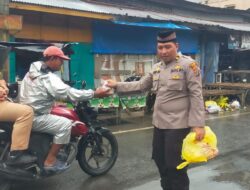 Jumat Berkah Polsek Tanjung pura Rutin Berikan Nasi Bungkus Kepada Warga