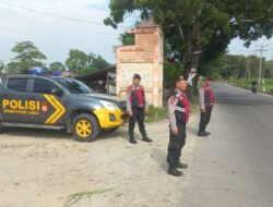 Personil Sat Samapta Polres Langkat laksanakan pengamanan dan patroli di gereja.