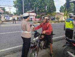 Sat Lantas Polres Langkat Laksanakan Strong Point Sore untuk Tingkatkan Keamanan dan Kelancaran Arus Lalu Lintas.
