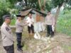 Polri Peduli: Kapolsek Hinai Bersama Anggotanya Laksanakan Jum’at Berkah dengan Salurkan Bansos Kepada Warga Kurang Mampu