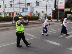 Saat Mentari Terbit, Polisi Mulai Menjaga: Wujud Peduli Pendidikan di Tengah Padatnya Arus Pagi