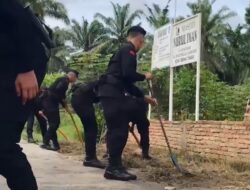 Brimob Polda Sumut Tebar Kebaikan, Bersihkan Masjid dan Bagikan Makanan Usai Salat Jumat di Kota Tebing Tinggi