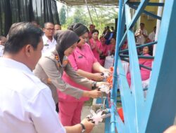 Sambut HUT Bhayangkara, Polresta Deli Serdang Salurkan Air Bersih dan Bagikan Sembako Pada Warga