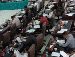 RAPAT PARIPURNA DPRD KABUPATEN TOBA DILANJUTKAN.