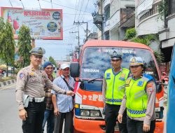 Sat Lantas Menyapa Kemerdekaan, Bagikan Bendera Merah Putih Kepada Pengguna Jalan