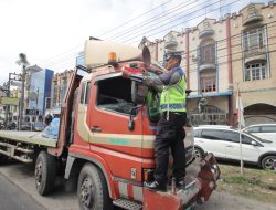 Kegiatan personel Polres Serdang Bedagai bersama Organisasi kemasyarakatan Kab. Serdang Bedagai membagikan Bendera Merah Putih kepada pengguna jalan raya di wilkum Polres Serdang Bedagai.