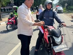 Kibarkan Semangat! Intelkam Polres Langkat Ajak Warga Cintai NKRI Lewat Pembagian Bendera Merah Putih