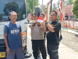 Polsek Padang Tualang Bagikan Bendera Merah Putih kepada Pengguna Jalan, Wujudkan Semangat Nasionalisme Menjelang HUT RI ke-80
