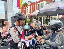 Semarakkan HUT RI ke 80, Polres Tebing Tinggi Bagikan Bendera Merah Putih