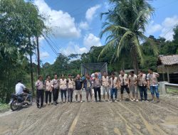 Polsek Bahorok bersama Mahasiswa KKN UINSU jalin kerjasama dalam melaksanakan Harkamtimas dengan menimbun jalan yang rusak.