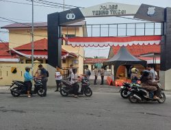 Polres Tebing Tinggi Bagikan 100 Bendera Merah Putih Sambut HUT RI ke 80
