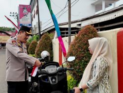 Menyambut HUT RI Ke-80, Kapolres Binjai Bagikan Bendera Merah Putih