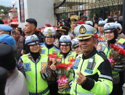 HUT ke-77, Polwan Polda Sumut Bagikan Bunga Sebagai Tanda Duka dan Kehangatan di Aksi Solidaritas Ojol