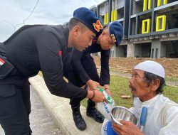 Brimob Polda Sumut Tebar Kepedulian, Utamakan Warga Pinggir Jalan dalam Bakti Sosial “Indahnya Berbagi di Jum’at Berkah”
