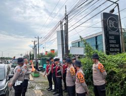Personel Ditsamapta Polda Sumut Sigap Bantu Warga di Tengah Banjir Jalan SM Raja – Amplas Medan