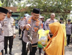 Jumat Berkah, Polres Langkat Bagikan Ikan Hasil Panen Bioflok dan Beras untuk Warga Kurang Mampu