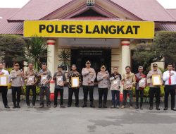 Berprestasi Dalam Menjalankan Tugas Kepolisian,Kapolres Langkat Berikan Piagam Penghargaan