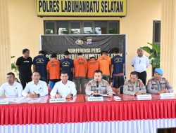 Ops Kancil Toba 2025Polres Labusel Tangkap 8 Pelaku Curanmor, Sita 15 MotorLABUSELSatuan Reserse Kriminal (Sat Reskrim) Polres Labuhanbatu Selatan (Labusel) berhasil meringkus 8 pelaku pencurian kendaraan bermotor (curanmor) dari sejumlah tempat terpisah dan waktu berbeda.