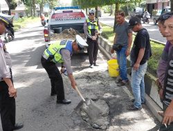 DEMI KESELAMATAN PENGGUNA JALAN, PERSONIL SAT LANTAS POLRES LANGKAT TAMBAL JALAN BERLUBANG