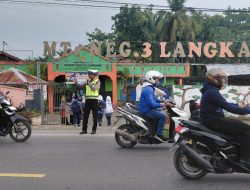 Polres Langkat Hadir di Setiap Pagi: Sat Lantas Kawal Kelancaran Aktivitas Masyarakat dan Pelajar