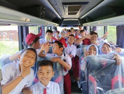Brimob Sumut Peduli Pendidikan: Personel Kompi 2 Batalyon A Pelopor Antar Pelajar SD Pulang Sekolah dengan Aman dan Nyaman