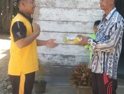 Jumat Baroqah, Polsek Bohorok Bagikan Nasi Kotak Untuk Warga Sekitar