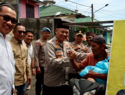 Kapolres Pelabuhan Belawan Beri Bantuan Sembako untuk Warga Terdampak Banjir Rob