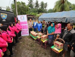 Polres Sergai beserta Ketua Cabang Bhayangkari Ringankan Beban Korban Banjir, Kapolres : Kerahkan Tenaga Pusatkan Perhatian Bantuan Bagi Masyarakat yang Terdampak