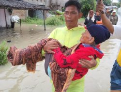 Aksi Heroik Bhabinkamtibmas Polsek Firdaus di Tengah Banjir Serdang Bedagai