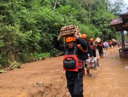Brimob Polda Sumut Tempuh Jalur Terjal, Gendong Bantuan Demi Warga Terisolir Taput