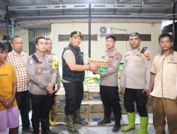 Polres Langkat Salurkan Bansos Kapolda Sumut untuk Pengungsi Banjir di Padang Tualang