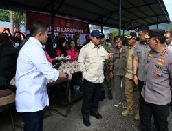 Kapolri Dampingi Presiden Prabowo Tinjau Pengungsi Banjir di Tapteng, Instruksikan Penanganan Cepat dan Terpadu